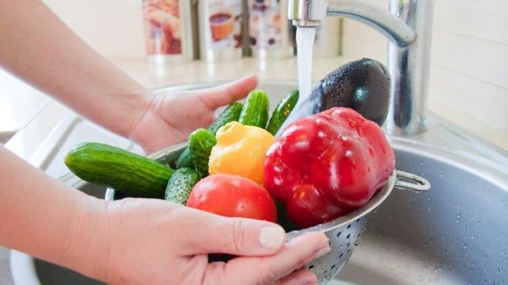 zöldségek és gyümölcsök mosása megelőző intézkedésként a paraziták ellen
